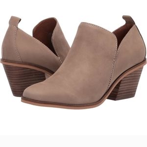 NEW - Lucky Brand Women's Victorey Bootie Ankle Boot, Size 11M, Camel color